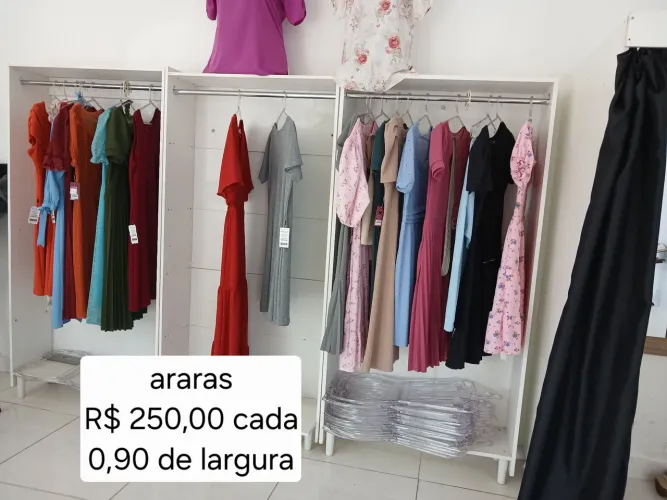 Arara e vestiario para loja