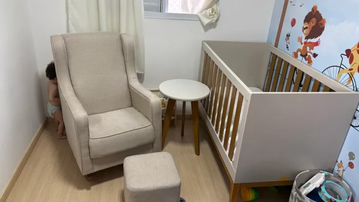 Quarto de bebê- berço, colchão, cadeira e mesinha