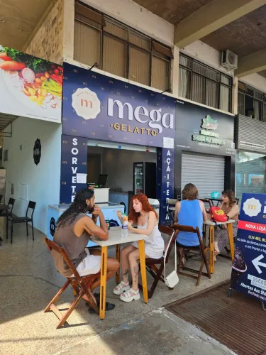 Vendo sorveteria na 403 Norte, completa, exelente ponto.