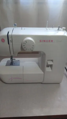 Máquina de costura Singer , acompanha pedal e acessórios $600,00