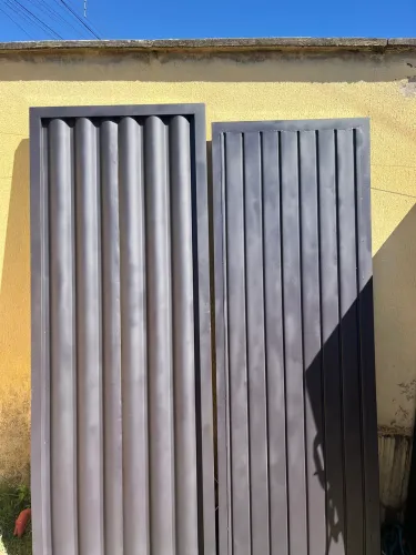 Vende-se porta preta 70/2 metros vai com portal e fechadura