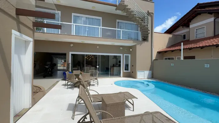 Lindo sobrado a 270 metros do mar no  Centro - Penha - SC