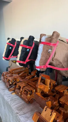Cavalos e Carros de Madeira Artesanais - Peças Decorativas