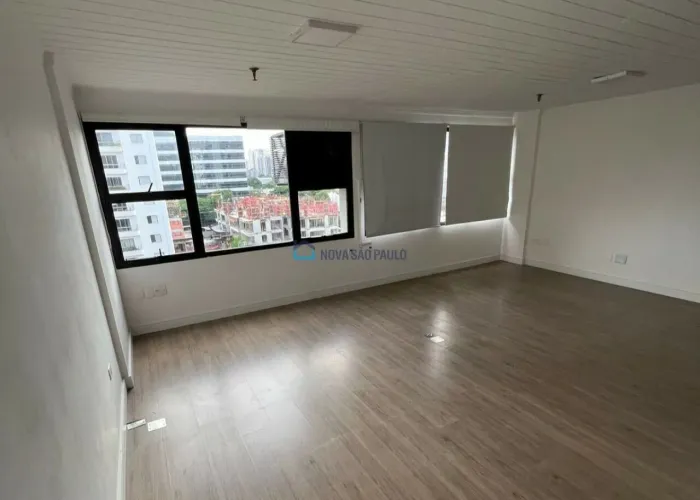 Sala Comercial em Moema com 52m², 1 vaga!