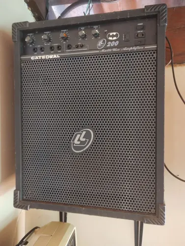 Caixa de som amplificada