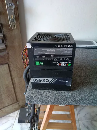 Vendo duas fontes de computador com defeito