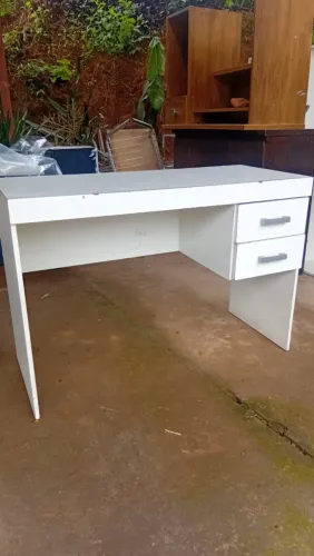 Mesa escrivaninha com gavetas
