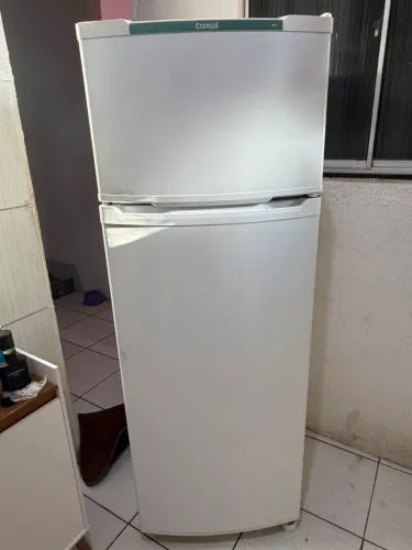 Geladeira semi nova funcionando perfeitamente 
