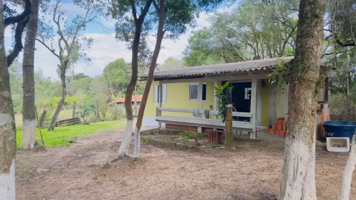 Imperdivel,sítio arborizado com casa de alvenaria e espaço de lazer.