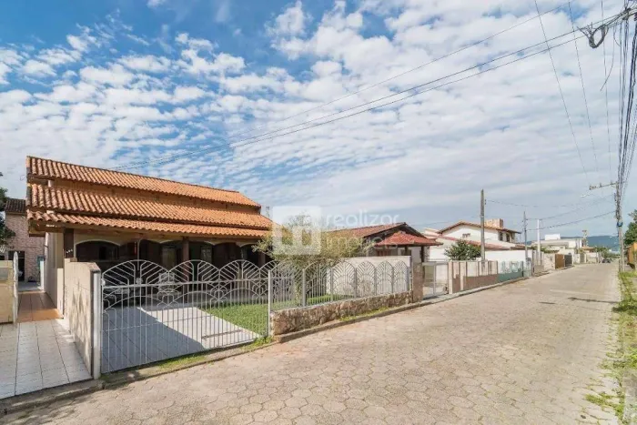 Casa Residencial à venda, Carianos, Florianópolis - CA0210.