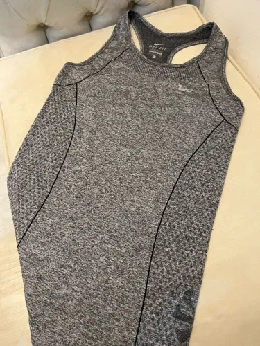 Nike! Camiseta. Tecido tecnológico Dri Fit. Tam PP.