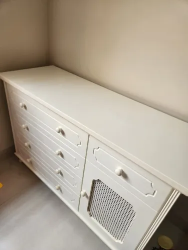 Comoda em madeira infantil branca 4 gavetas grande 1 gaveta pequena e 1 porta