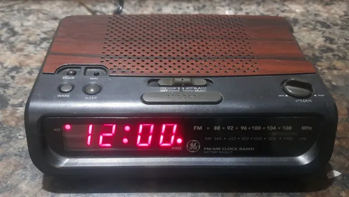 Rádio Relógio GE 7-4613D