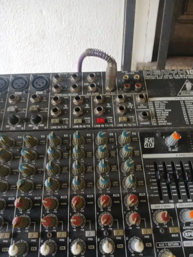 Vendo mesa d som behringer 14 canais