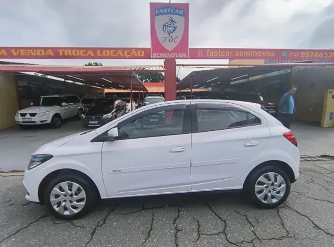 Chevrolet Onix Hatch LT 1.4 8V Flex Power Mec. 4P 2015