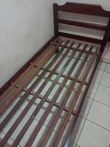 Cama solteiro em madeira