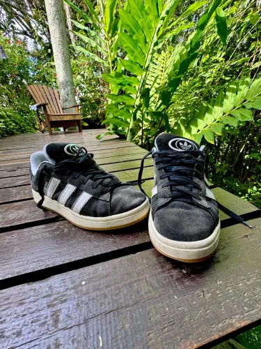 Tênis Adidas Originals Campus em camurça preta, tam US 8.5 / BR 40