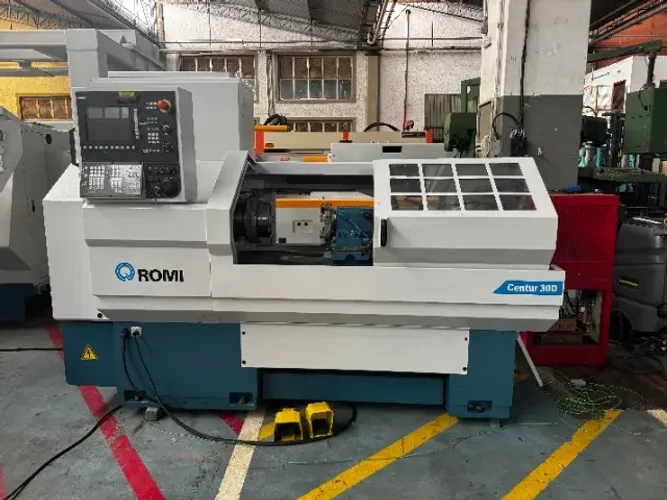 TORNO HORIZONTAL CNC MARCA ROMI MODELO CENTUR 30 D 1000 MM ENTRE PONTAS SIEMENS 2008
