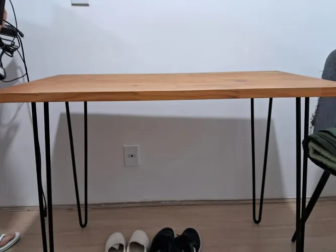 Mesa de madeira com pés de ferro