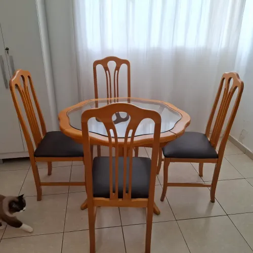 Mesa de jantar com quatro cadeiras
