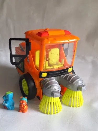 BRINQUEDO CAMINHÃO VARREDOR DE RUA THE TRASH PACK SEMINOVO EXCELENTE-ACOMPANHAM 5 TRASHIES
