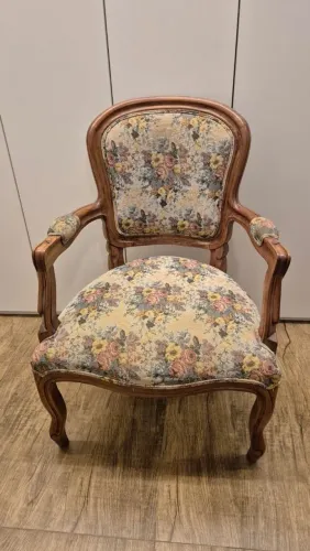 Par de Poltronas Clássicas Vintage de Madeira Maciça - Estilo Luís XV