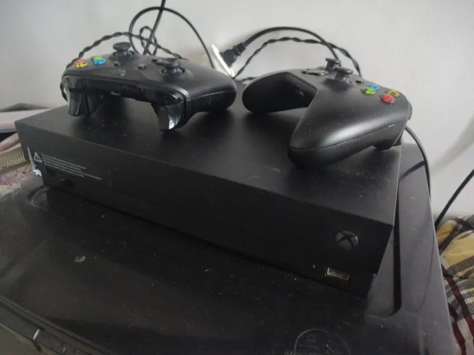 Xbox one x, com dois controles