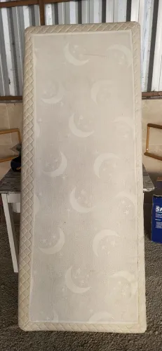 Cama base de solteiro em ótimo estado 