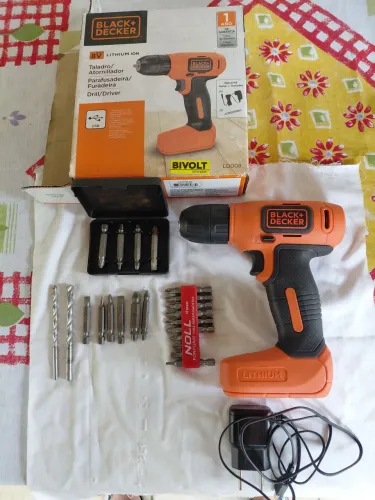 parafuradeira e furadeira BLACK DECKER bivolt com carregador USB em ótimo estado vendo.
