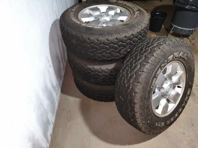 Roda original Toyota Hilux 6 furos aro 15 com pneus