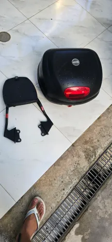 Bau Givi 33 litros com suporte para yamaha fazer 250 2017 em diante. 