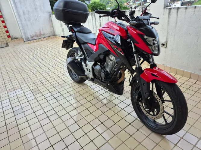 Vendo moto muito conservada.