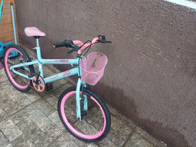 Vendo bicicleta infantil e um roler