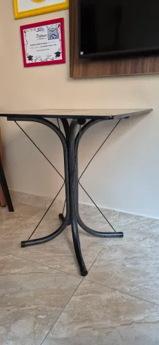 Mesa Alumínio com tampa de mármore 