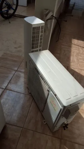 Ar condicionado está funcionando perfeitamente,o produto NÃO possui controle.