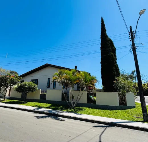 Casa ampla de esquina no Jardim Angélica