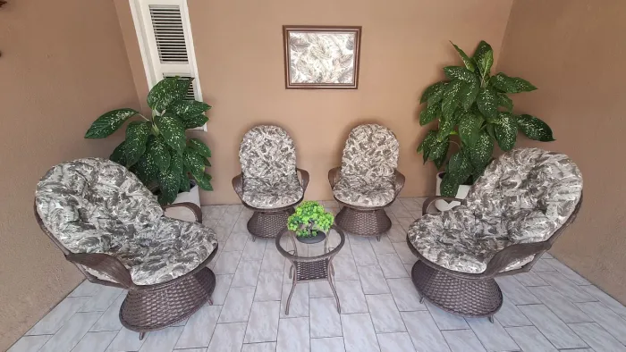 Conjunto de cadeiras giratórias com almofadas.