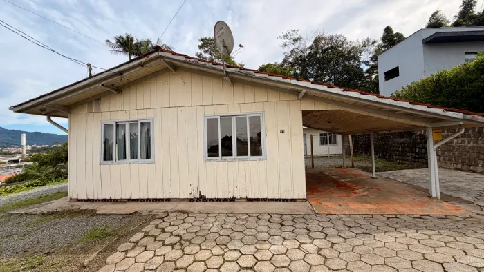 Alugo casa de madeira na Vila Lalau