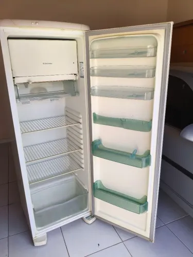 Geladeira Electrolux degelo automático 127w