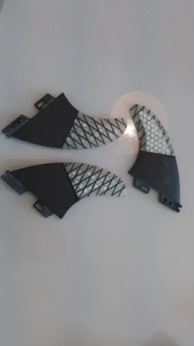Quilhas base de carbono e fibra em cima 