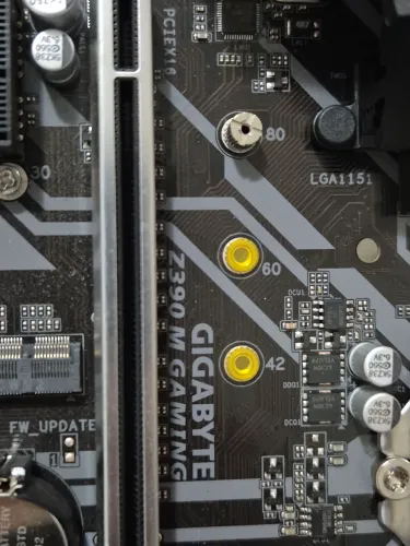 Placa-Mãe Gigabyte LGA com 4 slots DDR4 e slot PCIe reforçado.