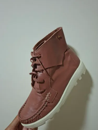 Botinha em couro de cabra