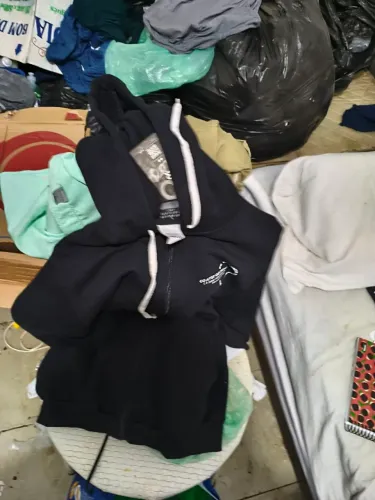 Jaqueta masculina original tá com etiqueta da loja 