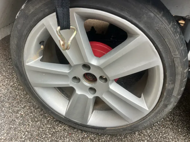 Roda aro 17 de Volkswagen com pneus novos