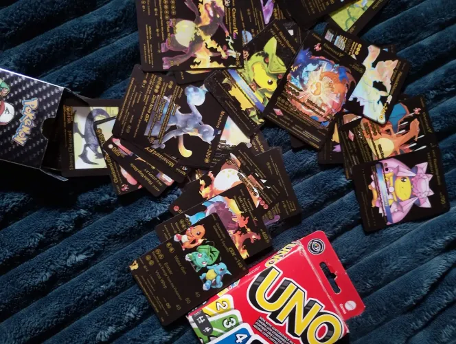 Cartas pokemon e jogo uno