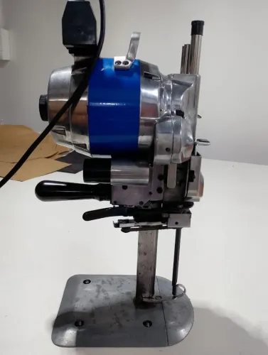 Máquina de cortar 8 polegadas semi nova com duas lâminas extras informações *