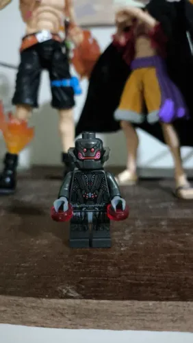 Lego minifigura ultron