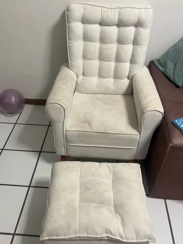 Vendo Poltrona de Amamentação com Puff - R$ 400,00
