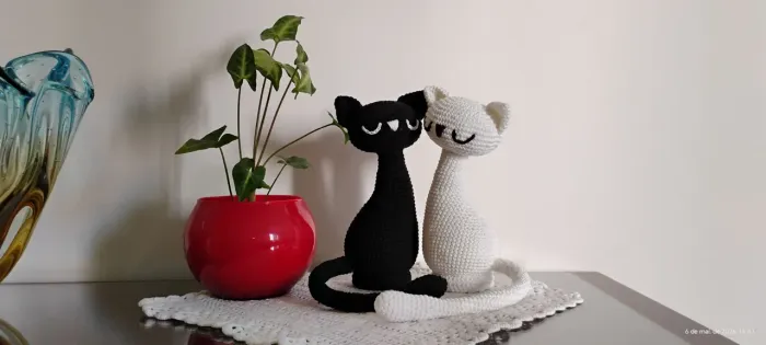 Gatinhos em Crochê Amigurumi - Kit Casal Preto e Branco