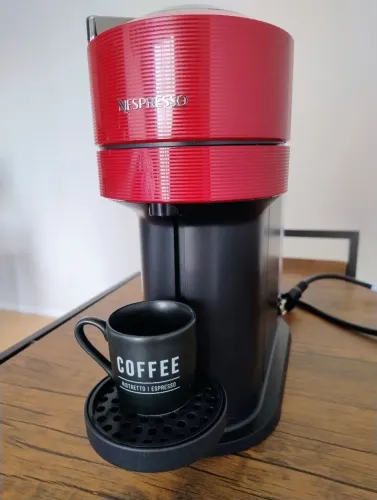 Cafeteira automática Nespresso Vertuo Next - Semi Nova, em perfeito estado!!!